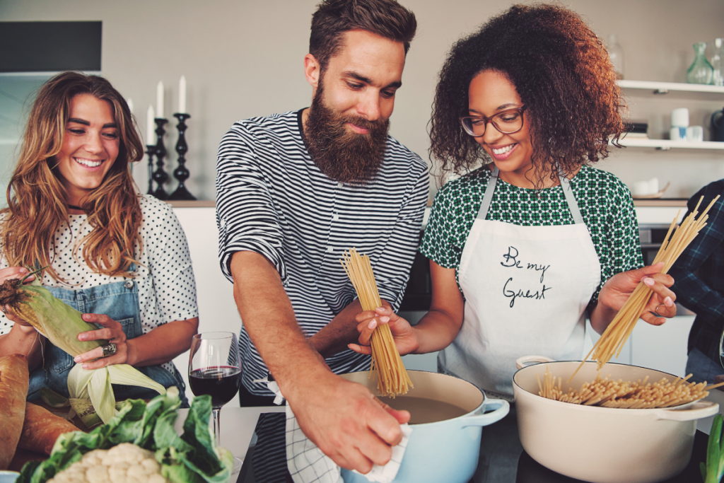 Jovens preparando o jantar.