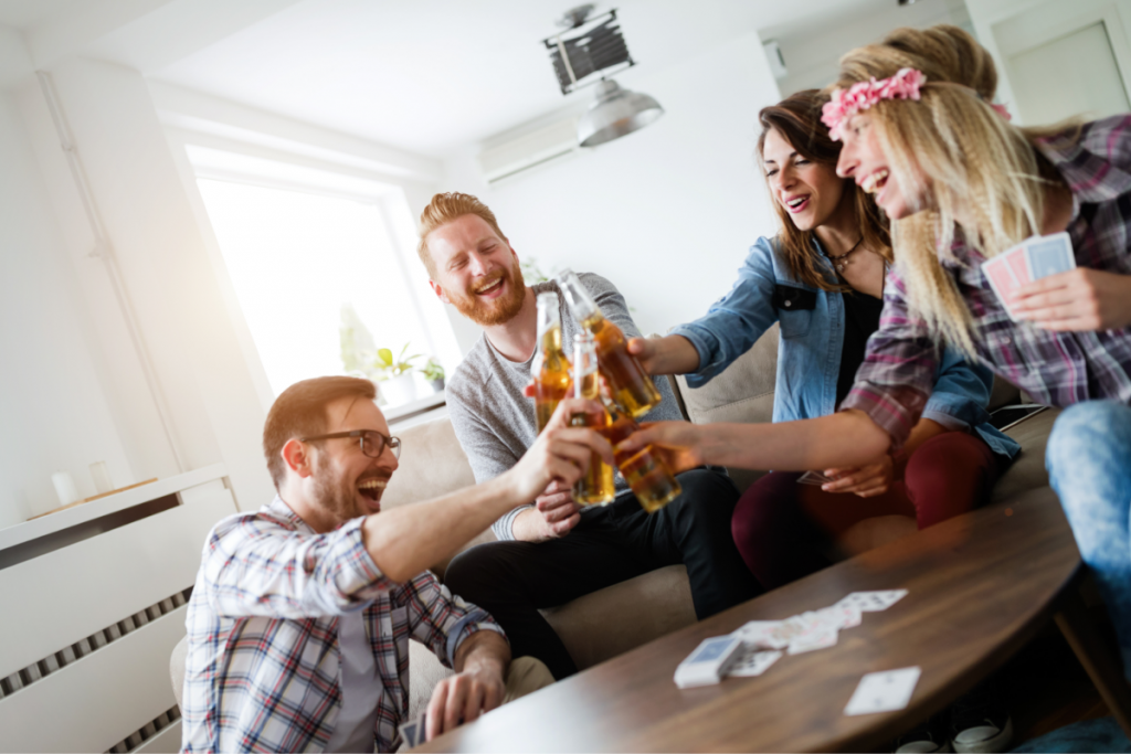 Jovens brindando com cerveja.